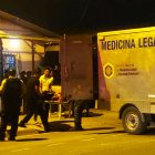 El cadáver fue retirado del sitio. Los policías buscan pistas en cámaras de seguridad.