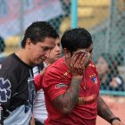 Instantes en que el hincha albo era sacado de las gradas para ser llevado y atendido en un hospital.