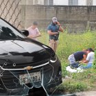 Familiares de Erick Ruiz lloran desconsolados frente a su cadáver.
