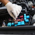 Se debe utilizar guantes de tela o hule para manipular los fusibles.