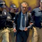 Momento en el que es detenido en el aeropuerto de Bogotá, Colombia.