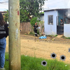 Agentes revisaron el  sitio donde cayó la víctima mortal.