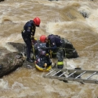Los bomberos de Ambato se encargaron de recuperar el cuerpo del comerciante en medio del río. Cortesía Bomberos.