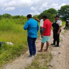 El cadáver yacía en el camino de tierra.