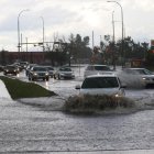 Conductores enfrentando dificultades en calles anegadas por el temporal invernal.