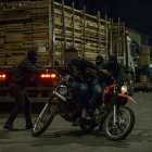 El camión en el que viajaban los trabajadores resultó casi intacto, pese a que también se lo llevaron los asaltantes.