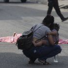 José Balvino Medina Castro, de 34 años, fue asesinado en la segunda etapa de El Recreo. Sus familiares lloran al ver su cuerpo.