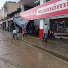 Los propietarios de negocios tuvieron un arduo trabajo para sacar el lodo de sus locales y limpiar las veredas.