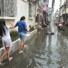 Jessica tuvo que mojarse los pies en la mañana del miércoles. El agua no bajaba por completo en su peatonal.