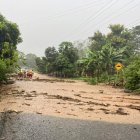 Las intensas lluvias han provocado fuertes bloqueos en las vías de Manabí.