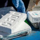 Los bloques de cocaína estaban marcados con iniciales, las cuales identifican al grupo criminal que los trafica.