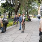 Los policías revisaron las jardineras, debajo de cada planta y piedra en busca de objetos prohibidos.