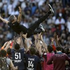 William Pacho celebra la Ligue 1 con sus compañeros en PSG.