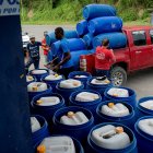 Activista esmeraldeño, Luis Bone, regala tanques para agua a las familias afectadas por el derrame de petróleo.