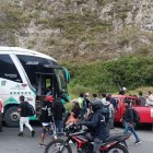 Así quedó la camioneta en la que viajaba la familia. El padre quedó atrapado entre los hierros retorcidos.