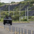 Durante el recorrido de EXTRA se pudo observar una tanqueta de guerra patrullando Manta.