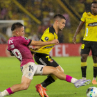 Joaquín Valiente (d) de Barcelona disputa el balón con Layan Manuel Loor de Independiente.