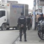 Agentes policiales acudieron al sitio para retirar el cuerpo.