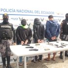 En el Guasmo Sur, una familia fue aprehendida con armas. Ellos argumentaron que criminales los forzaron a guardarlas.