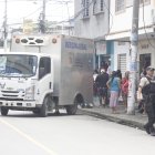 Policía acudieron hacia el local comercial para retirar el cadáver.