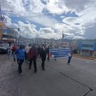 Familias enteras participaron en la marcha pacífica en Salasaka, Pelileo, clamando por seguridad y justicia.