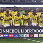 Jugadores de Barcelona posan para el partido de la fase de grupos de la Copa Libertadores ante River Plate en el estadio Más Monumental en Buenos Aires (Argentina)