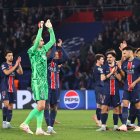 Jugadores de PSG festejan con su hinchada luego de la victoria ante Aston Villa en la Champions League