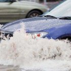 Si el agua entra al compartimento del motor puede dañar las partes eléctricas del carro.