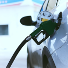 El precio de la gasolina varía cada mes en Ecuador.