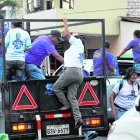 Ciudadana subiéndose al andar en una camioneta proselitista.