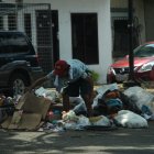 Recicladores y ‘hacheritos’ revuelven las fundas de desperdicios y los dejan esparcidos en la calle.