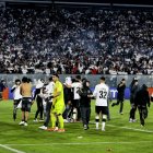 Hinchas invadieron la cancha del Monumental de Santiago en señal de protesta por los fallecimientos.