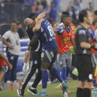 El festejo de Emelec, Joao Quiñónes y el entrenador Jorge Célico.