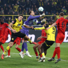 Duelo entre jugadores de Bayern Múnich y Borussia Dortmund en la primera vuelta de la Bundesliga