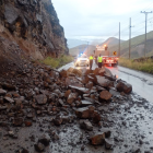 Personal del Ministerio de Transporte y Obras Públicas trabaja en la limpieza de la vía Cuenca-Girón-Pasaje.