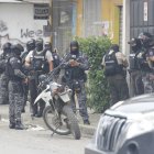 Policías acordonaron el área para realizar una detonación controlada.