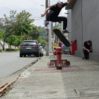 Mientras realizan trucos, graban a detalle cada instante para luego compartirlo en redes sociales.