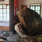 Esta piedra descendió de la ladera y cayó dentro de una casa en Guápulo, oriente de Quito.