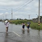 Los habitantes de los recinto de Pimocha también caminaron en medio de la inundación para llegar a sus hogares.