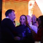 Luisa González y Pabel Muñoz, alcalde de Quito, durante el discurso de la derrota correísta.