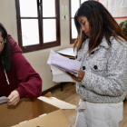 Miembros de mesa realizan el conteo de votos en un recinto electoral de Ecuador.