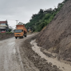 Maquinaria del MTOP trabajando en la vía Cuenca-Girón-Pasaje.