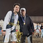 César Lagos, delantero y autor de uno de los tantos del campeonato, y su padre César Lagos Gaibor, durante la premiación.