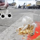 La menor y 

su amiga caminaban por esta calle de Guayaquil cuando fueron atacadas. Las salchipapas que habían comprado quedaron en el piso.