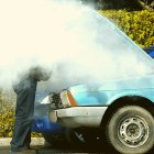 No intente quitar la tapa del radiador cuando el motor está sobrecalentado. El vapor a alta presión puede provocar quemaduras graves.