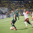 El mediapunta Gabriel Cortez (d) intenta recuperar una pelota en el partido ante Orense, por la octava fecha de la LigaPro 2025.