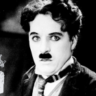 Con su bombín y bigote característicos, Chaplin sigue siendo el rostro eterno de la comedia y el cine mudo.
