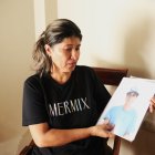Doña Adilia muestra una fotografía reciente de su hijo desparecido.