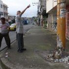 Los vecinos del sector se preocupan de que pueda ocurrir una tragedia por los postes dañados.