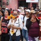 Feligreses empezaron a caminar en la procesión del Cristo del Consuelo.